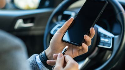Menimbang Keamanan Menggunakan Ponsel Saat Pengisian Daya di Mobil