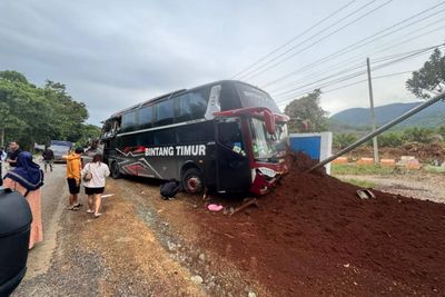 Bus Rute Makassar-Sorowako Kecelakaan di Luwu Timur, Kondektur Tewas Usai Kendaraan Serempet Pohon