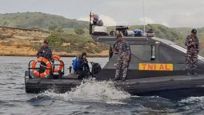 Operasi Pencarian Korban Kapal Tenggelam di Labuan Bajo oleh TNI AL
