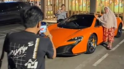 Kebaikan Pemilik Akun Jadi Sorotan, Anak Kecil dan Nenek Diizinkan Foto di Dekat Mobil Sport