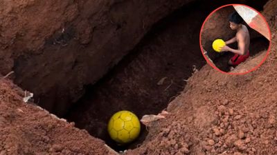 Aksi Tak Terduga Anak-anak Saat Bermain Bola di Area Pemakaman