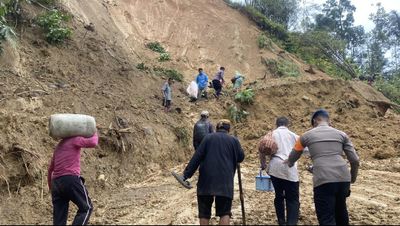 Akibat Longsor Jalan Utama Cisungsang–Cisitu Lumpuh Total