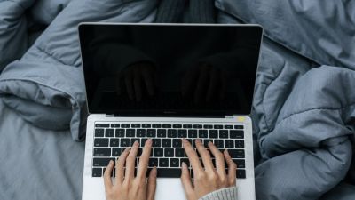 Menggunakan Laptop di Kasur: Apa Saja Risikonya?