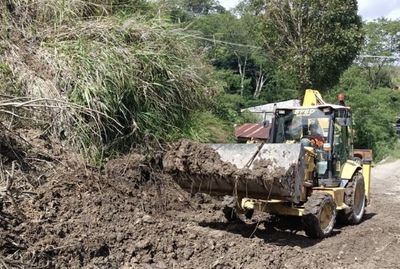 Longsor Tutup Jalan, BPBD Bener Meriah Gerak Cepat Turunkan Alat Berat