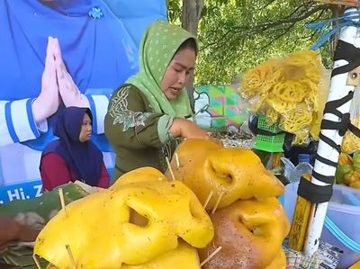Rujak Cingur Bu Atun Surabaya Viral karena Cingur Jumbo, Pembeli Rela Antre