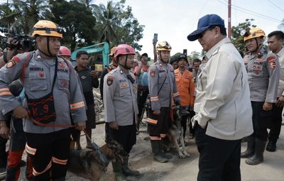 Momen Presiden Prabowo Sapa Polisi dan Warga di Lokasi Pencarian Korban Banjir Tapanuli Selatan