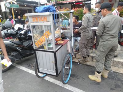 Asap Sate dan Kucing - Kucingan PKL Nakal di Malioboro, Satpol PP Kota Jogja Amankan Puluhan PKL Mayoritas Luar Jogja