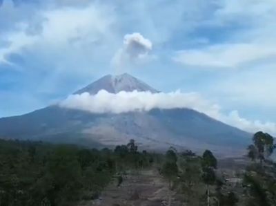 Semeru Menutup 2025 dengan Pesona Asap yang Memikat Mata
