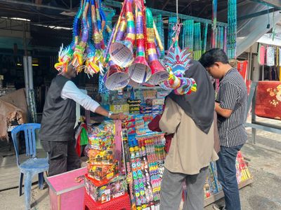 Dampak Imbauan Larangan, Penjualan Kembang Api di Samarinda Lesu Jelang Tahun Baru 2026
