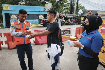 Jurnalis Garut Berbagi Konsumsi untuk Petugas Pengamanan Nataru