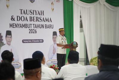Untuk menyambut tahun 2026, Gubernur mengajak masyarakat untuk memperkuat persaudaraan dan kebersamaan