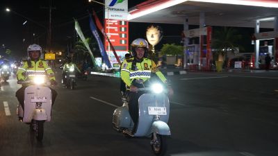 Tampil Beda, Kapolres Sukoharjo Pimpin Patroli Pengamanan Pergantian Tahun Naik Vespa