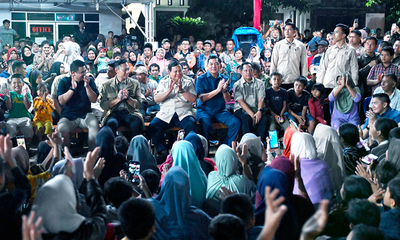 Tanpa Kembang Api, Prabowo dan Bobby Sambut Tahun Baru Bersama Pengungsi Batuhula