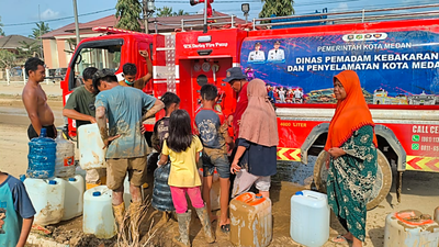 Bersihkan Fasilitas Publik Pascabanjir, Damkarmat Medan Bertahan Hingga Akhir Tahun