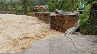 Banjir Terjang Batu Busuk, Ratusan Warga Terancam Terisolasi