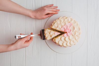 Tips Memotong Kue Agar Tetap Stabil dan Strukturnya Tidak Rusak