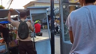 Kisah Menyentuh Ketika Seorang Pedagang Baru Tahu Rekan Jualannya Masih Berstatus Pelajar