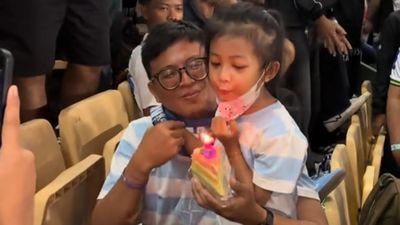Kejutan Sederhana Ayah untuk Anak yang Berulang Tahun di Tengah Atmosfer Laga Persib Bandung