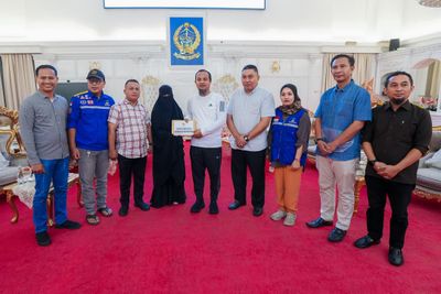 Gubernur Sulsel Serahkan Donasi untuk Keluarga Korban Perahu Tenggelam di Pangkep