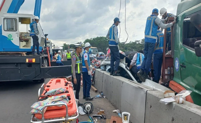 Muatan Besi Truk Jatuh, Kecelakaan Beruntun di Tol Batang-Semarang Tewaskan 1 Orang