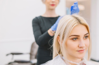 Cat Rambut atau Bleaching? Ini Perbedaan dan Cara Memilihnya!