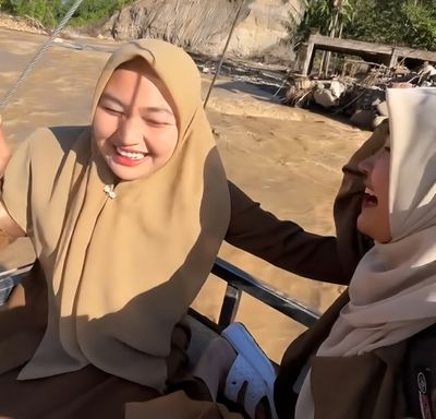 Jembatan Masih Terputus Hari Pertama Sekolah Guru di Daerah Terpencil Terpaksa Seberangi Sungai Pakai Tali Seling Demi Mengajar
