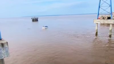 Jalan Penghubung Dermaga KITB Roboh, Avanza Tercebur dan Pekerja Dievakuasi