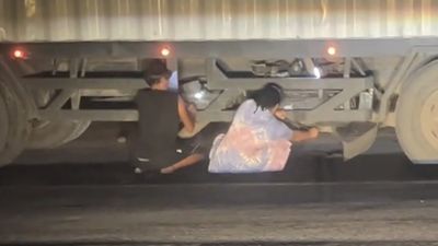 Rezeki Datang Lewat Kesetiaan, Aksi Cewek Temani Pasangan Urus Truk di Malam Gelap Bikin Warganet Tersentuh