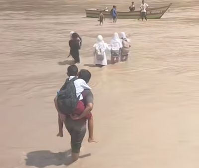 Semangat Pantang Surut: Siswa Bireuen Seberangi Sungai Demi Sekolah Meski Jembatan Putus