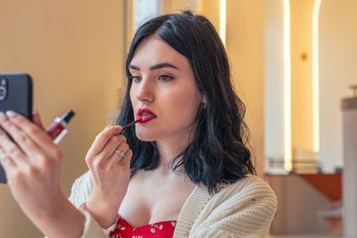 Pakai Lipstik Bikin Lebih Fokus di Tempat Kerja, Ini Penjelasan Ilmiahnya!
