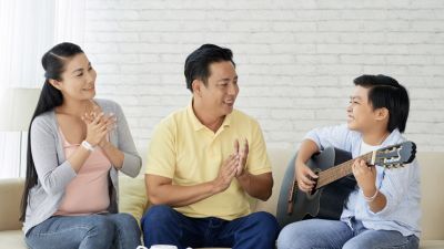 Membangun Kedekatan Emosional dengan Pasangan dan Keluarga