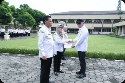 Wali Kota Magelang, Damar Menyerahkan Penghargaan Kepada ASN Berprestasi