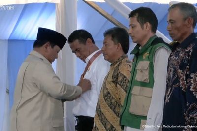 Presiden Prabowo Anugerahi Bintang Jasa kepada Mentan Amran hingga Petani di Karawang