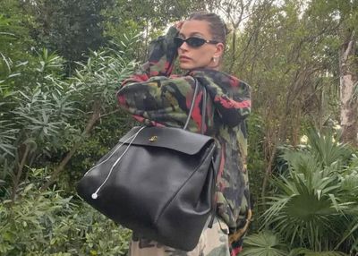 Hailey Bieber Pakai Tas Chanel Oversize Bikin Geger, Disebut Bakal Jadi Tren Fashion 2026