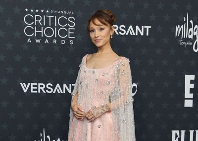 Detail Gaun Ariana Grande di Critics Choice Awards 2026 Ini Bikin Fashionista Terpikat
