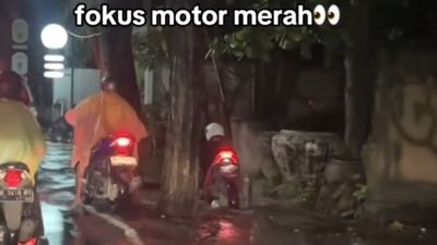Nekat Lewati Trotoar Saat Banjir, Aksi Pemotor Ini Berujung Masuk Selokan