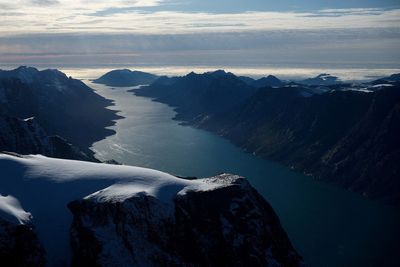Pemandangan udara memperlihatkan sebuah fjord di Greenland bagian barat. - Foto oleh REUTERS Guglielmo Mangiapane