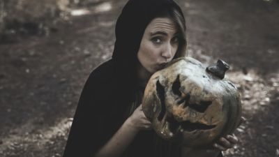 Kekuasaan Tradisi: Mengapa Kepercayaan Santet Masih Bertahan di Era Modern?