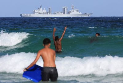 Sebuah kapal Tiongkok di Teluk Fasle dekat pangkalan Angkatan Laut Simon s Town menjelang latihan angkatan laut gabungan oleh negara-negara BRICS Plus. - Foto oleh REUTERS Esa Alexander