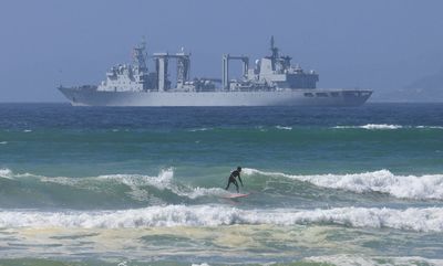Sebuah kapal Tiongkok di Teluk Fasle dekat pangkalan Angkatan Laut Simon s Town menjelang latihan angkatan laut gabungan oleh negara-negara BRICS Plus. - Foto oleh REUTERS Esa Alexander