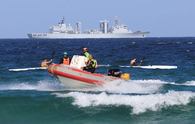 Sebuah kapal Tiongkok di Teluk Fasle dekat pangkalan Angkatan Laut Simon s Town menjelang latihan angkatan laut gabungan oleh negara-negara BRICS Plus. - Foto oleh REUTERS Esa Alexander