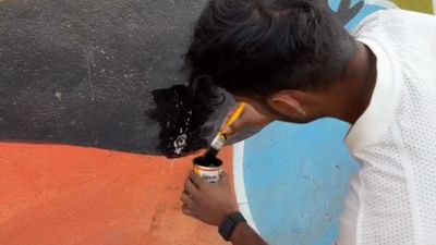 Mural Perempuan di India Diserang Aksi Vandalisme Mesum, Seorang Pria Langsung Menutupinya dengan Cat Hitam