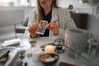 Ketika Pembaca Tarot Jadi Tempat Curhat Para Gen Z: Bentuk Pertumbuhan Emosional dan Spiritual