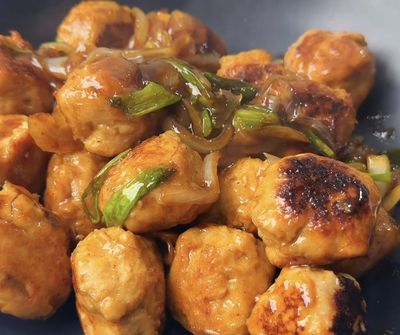 Lagi Pengen Menu Kekinian? Cobain Resep Bola Ayam Saus Inggris yang Gurih Nagih
