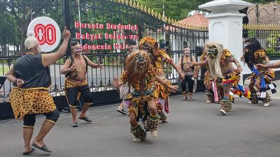 Dialog Aksi Teatrikal Punokawan di Depan Istana Jogja, Cara Para Seniman Jogja Tolak Wacana Pilkada Melalui DPRD