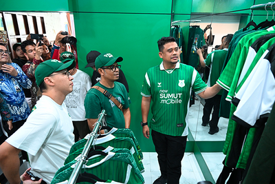 Dukung PSMS, Gubernur Bobby Ajak Suporter Beli Merchandise Original
