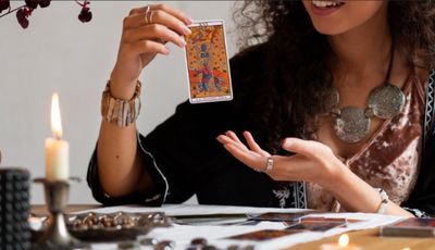 Profesi Pembaca Tarot Bisa Jadi Sampingan, Kliennya Kebanyakan Gen Z yang Butuh Curhat