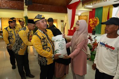 Pemkot Tarakan Serahkan Bantuan Cadangan Pangan kepada Masyarakat Terdampak Bencana