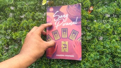 Menguliti Profesi Pembaca Tarot dari Novel Sang Peramal : Penghormatan untuk Novelis yang Telah Berpulang