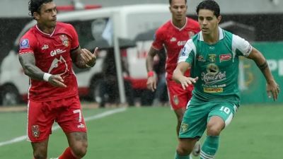 Persebaya Surabaya Mengatasi Malut United dengan Skor Tipis 2-1 di Super League